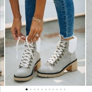 NEVER WORN IN BOX Size 8.5 Light Gray Conquest Heeled Shearling Lace Up Boot
